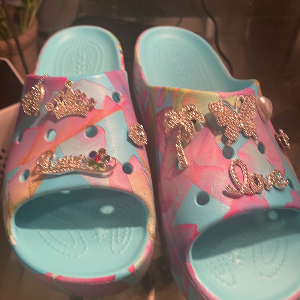 Tie-died new without tags blinged out Crocks size 8 - Picture 4 of 4